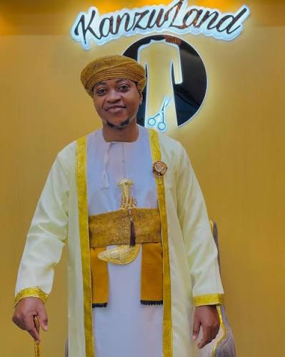 Customer in a white and gold agal set at Kanzuland