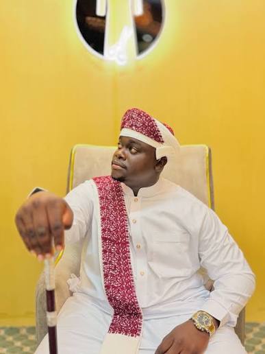 Man wearing a maroon patterned kilemba turban